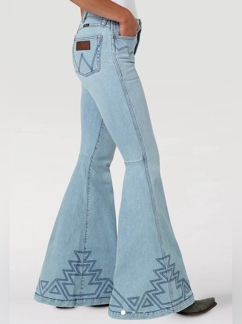Wrangler Retro Embroidered High Rise Flare Jeans Women's Size 30X32 (NWT)